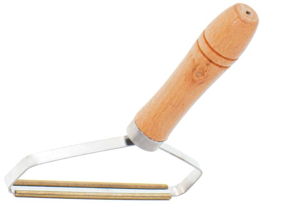 Clothes shaver to remove hair clippings