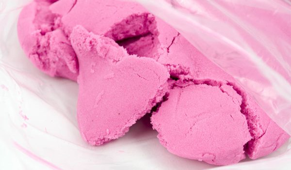 Kinetic sand 1kg in a pouch pink